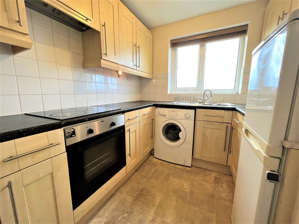 Property photo 3 of 10 Kitchen