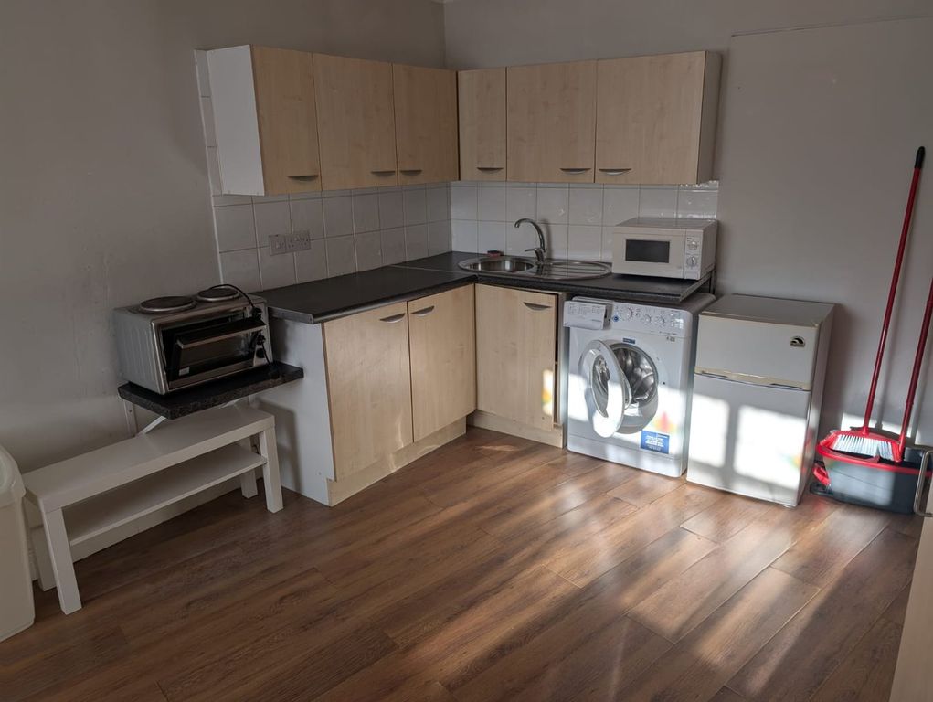 Property photo 1 of 4 Studio Flat