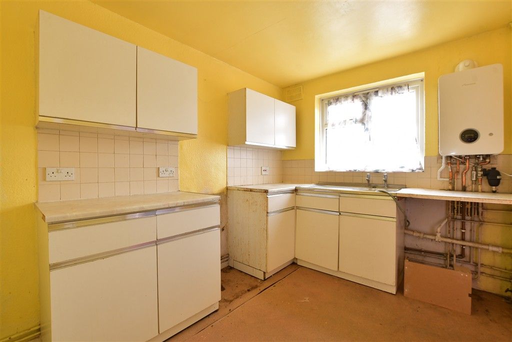 Property photo 3 of 6 Kitchen