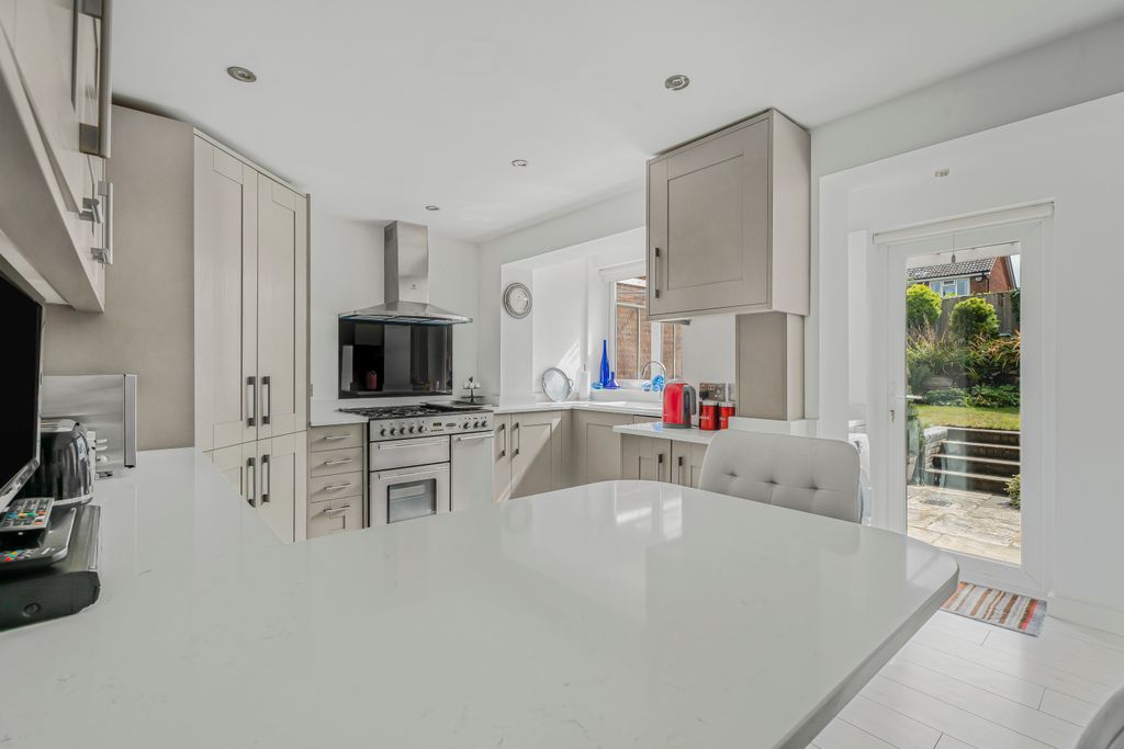 Property photo 3 of 17 Kitchen