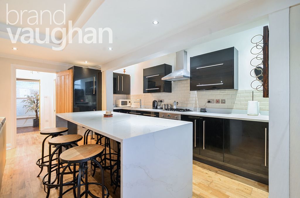 Property photo 3 of 9 Kitchen