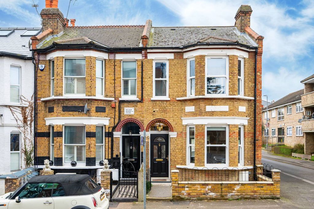 Property photo 2 of 27