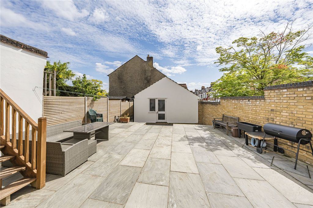 Property photo 2 of 19 Picture No. 16