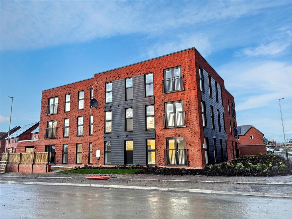 Property photo 1 of 13 Marches Close Ext.Jpg