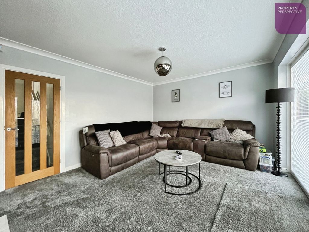 Property photo 3 of 17 Living Room