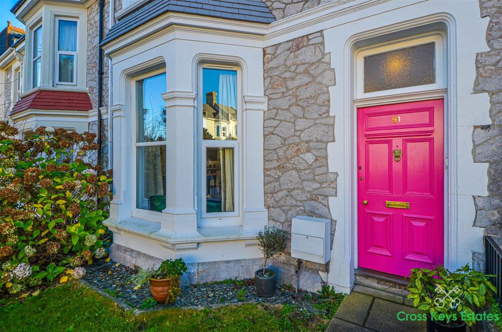 Property photo 2 of 33 Cross Keys Estates