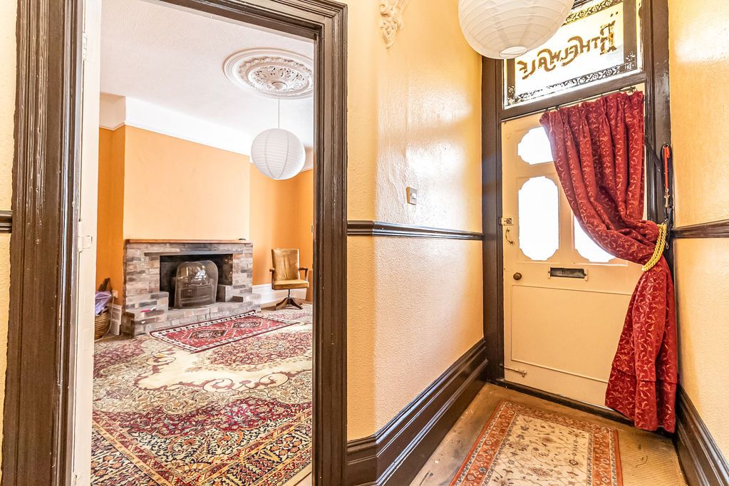 Property photo 2 of 32 .