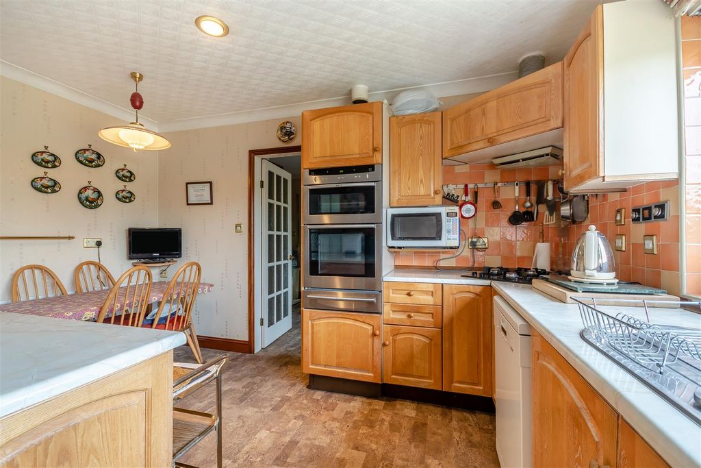 Property photo 2 of 27