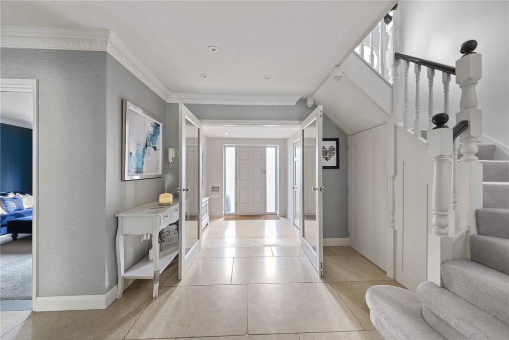 Property photo 3 of 18 Hall