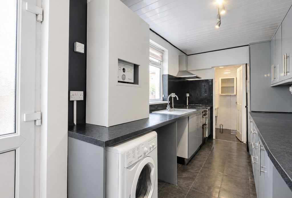 Property photo 3 of 17 Kitchen