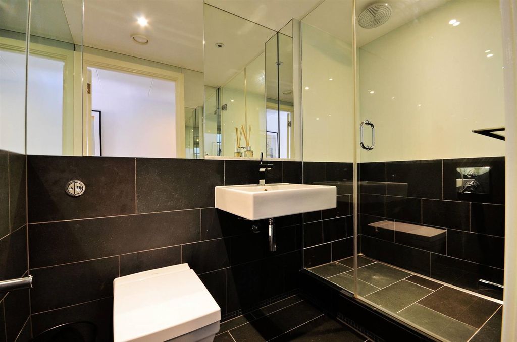 Property photo 3 of 11 Bathroom