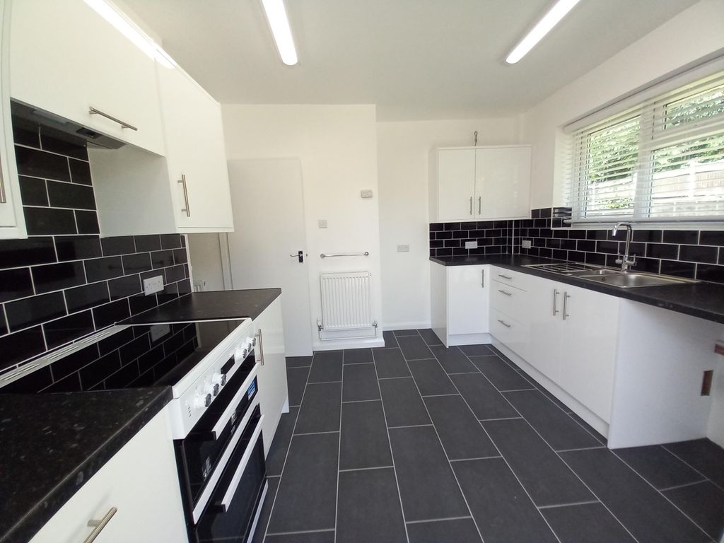 Property photo 2 of 8 Kitchen