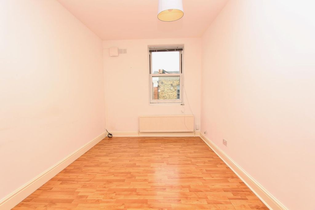 Property photo 2 of 8 Stoke Newington Church Street, N16