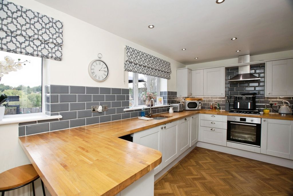 Property photo 3 of 17 Kitchen