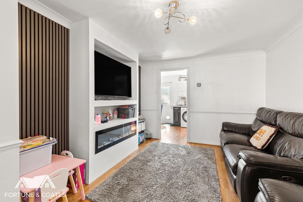 Property photo 2 of 16 Albertgardens_14.Jpg