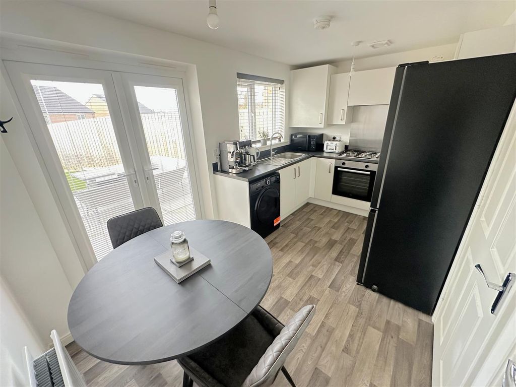 Property photo 2 of 25 Dining Kitchen
