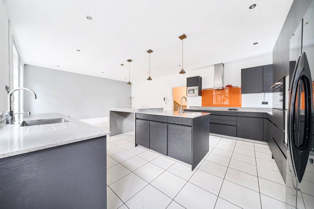 Property photo 2 of 33 Picture No. 16