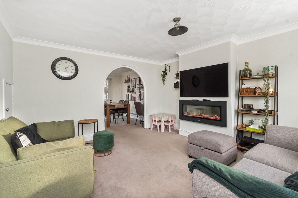 Property photo 2 of 32