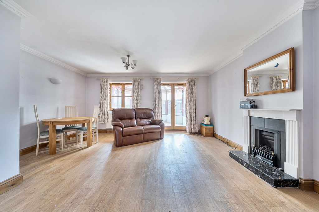 Property photo 3 of 16 Lounge Diner