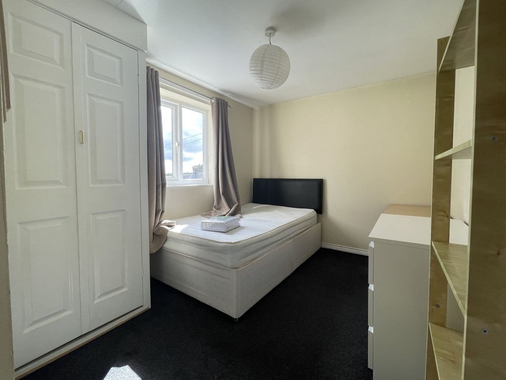 Property photo 1 of 9 A Bright And Inviting Double Bedroom With Ample St...