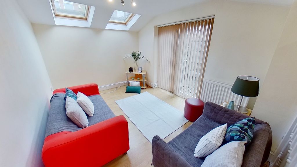 Property photo 1 of 11 Living Room