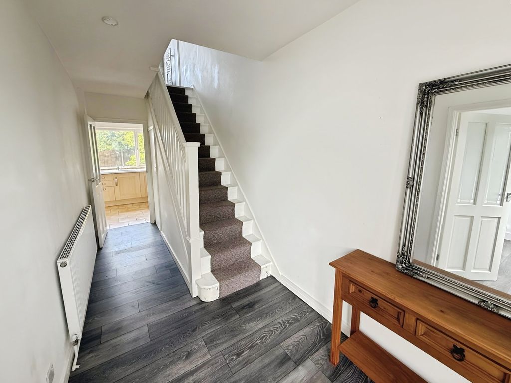 Property photo 2 of 19 Entrance Hall