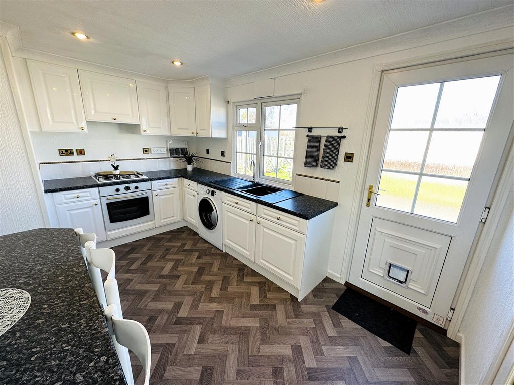 Property photo 3 of 17 Kitchen
