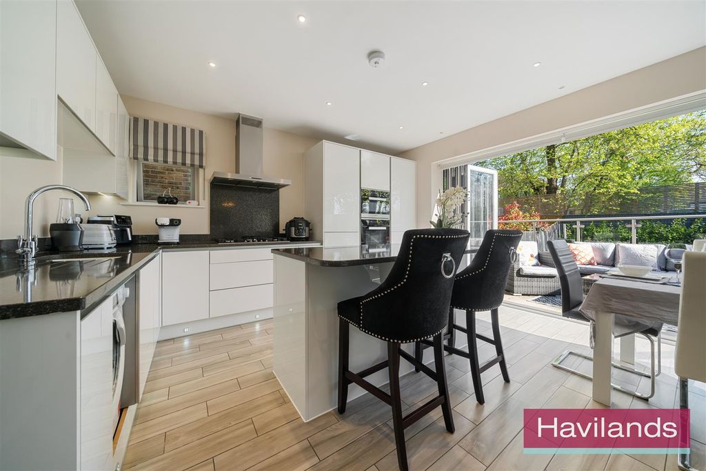 Property photo 2 of 22 Wellston Crescent-2.Jpg