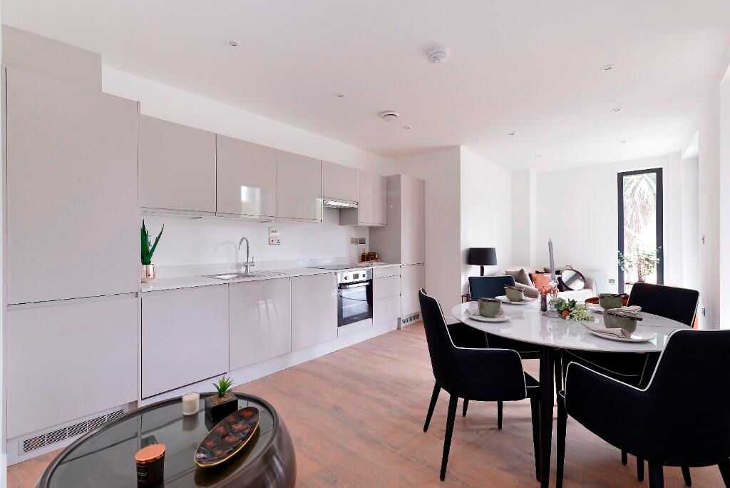 Property photo 2 of 7 Show Flat