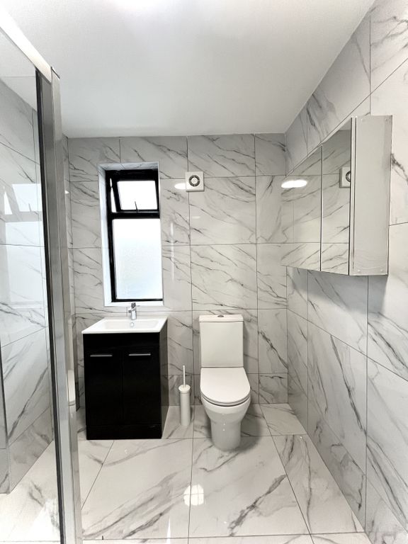 Property photo 3 of 11 Bathroom