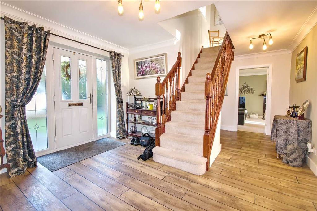 Property photo 3 of 25 Hall