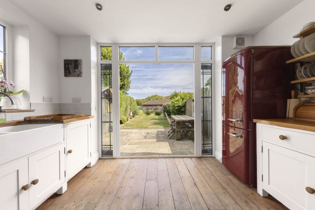 Property photo 3 of 46