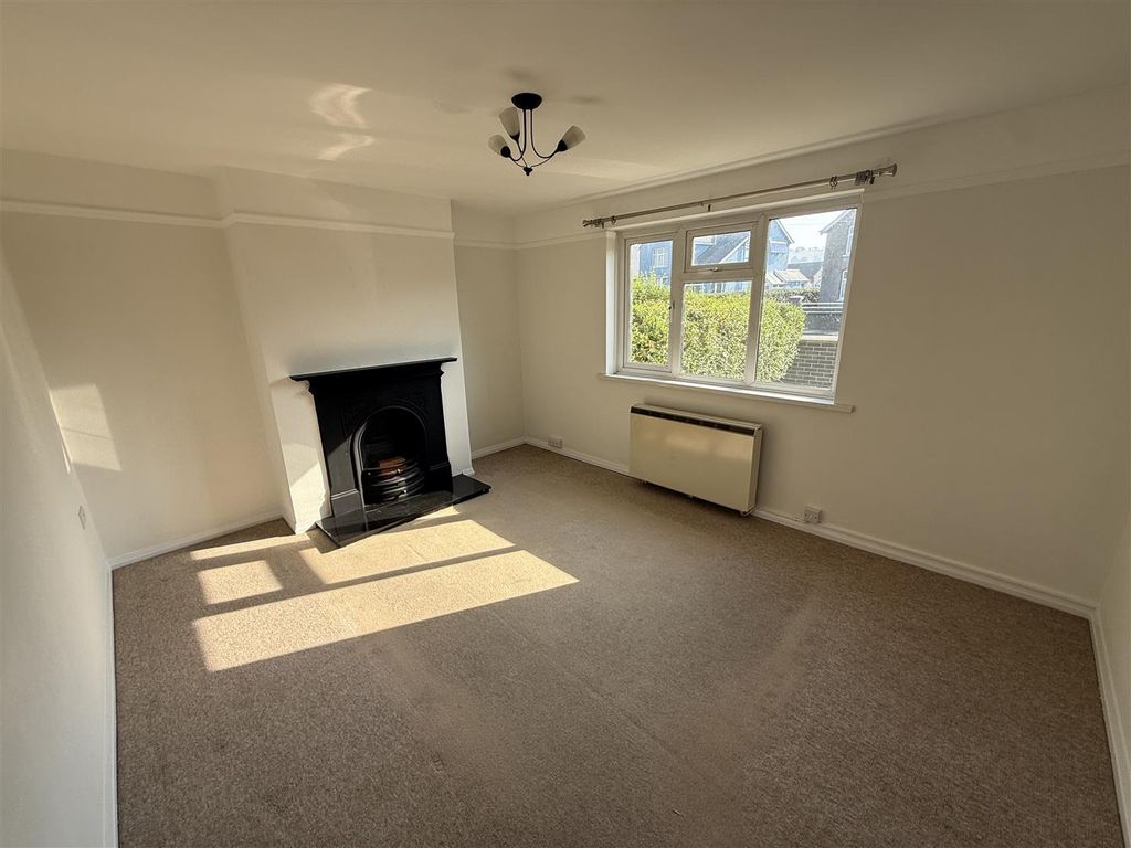 Property photo 2 of 21 Living Room