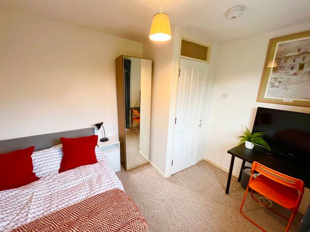 Property photo 1 of 6 This Cozy Double Bedroom Features A Comfortable Be...