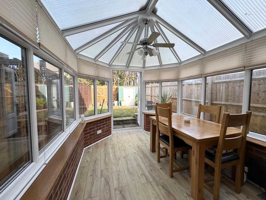 Property photo 2 of 8 Conservatory.Jpg