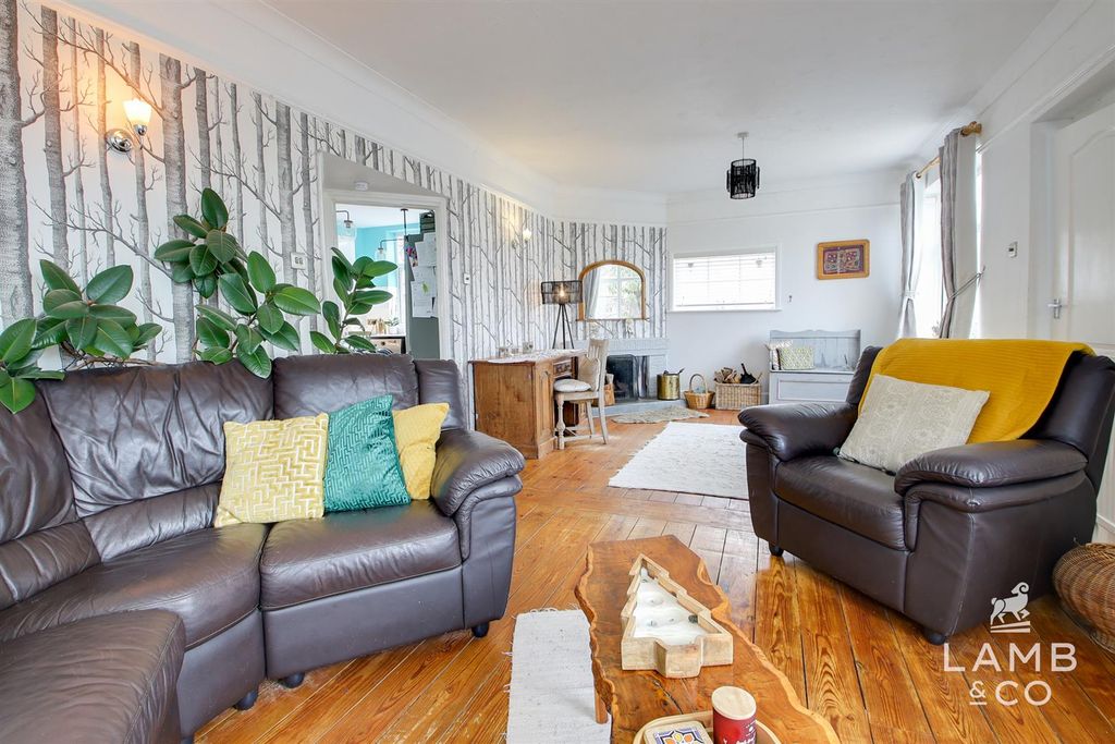 Property photo 2 of 14 Lounge