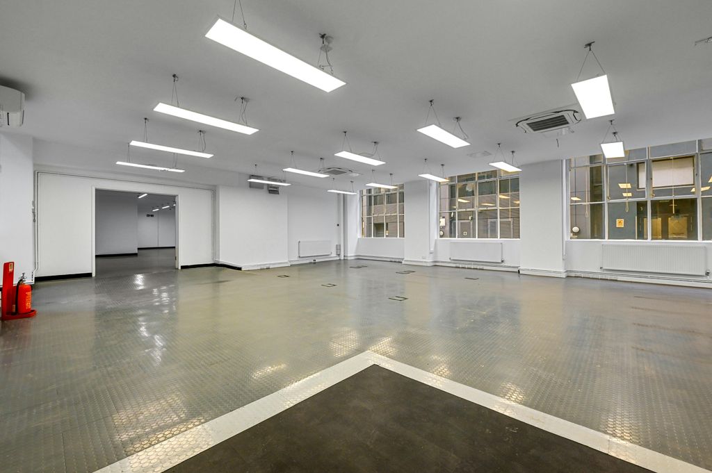 Property photo 3 of 9 Ol-Bc-20Pickwickhouse-11.Jpg