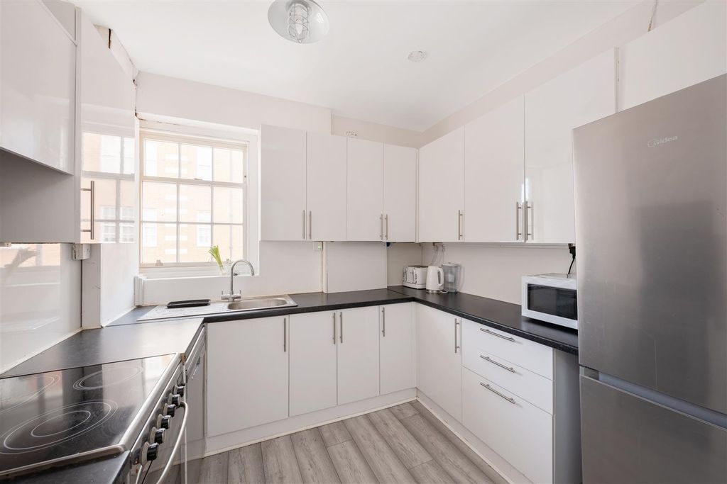 Property photo 3 of 11 32 Middleton House Hi-5.Jpg