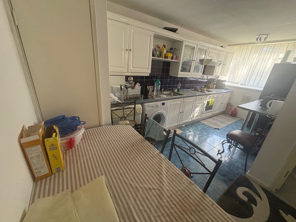 Property photo 1 of 6 Two Bedroom Flat For Sale In Hanwell W7