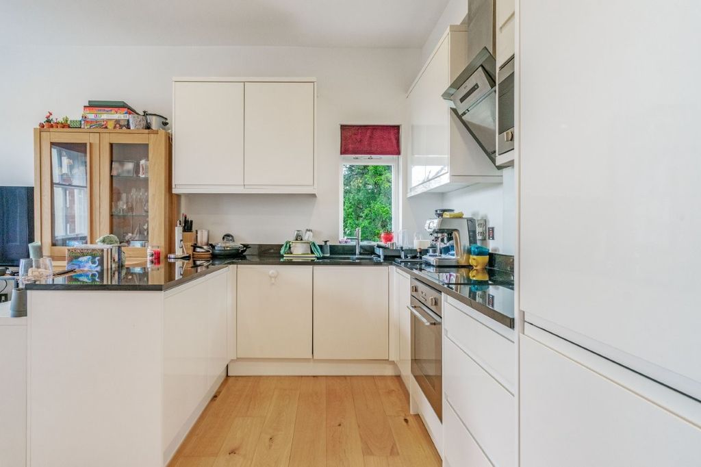 Property photo 3 of 10 Kitchen