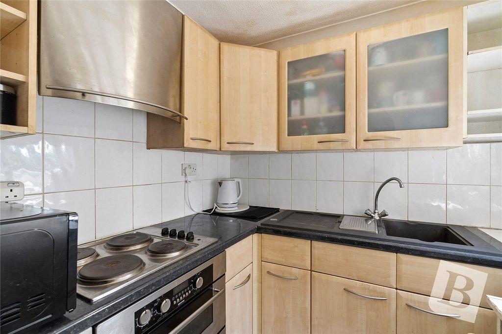 Property photo 3 of 8 Kitchen