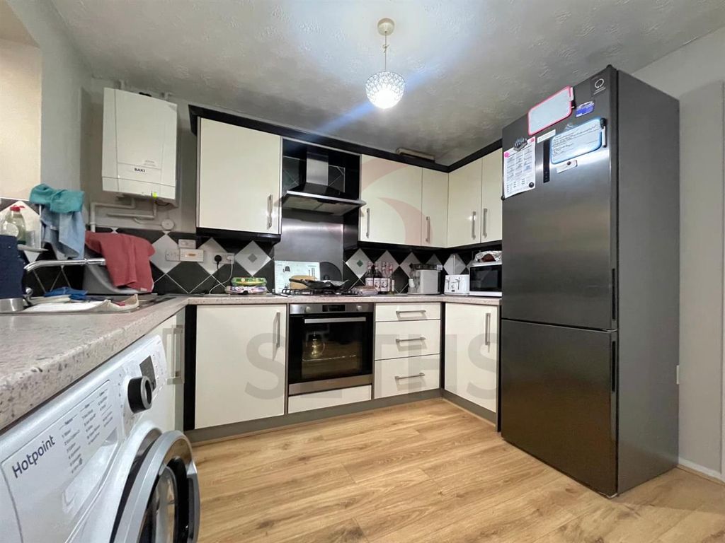 Property photo 2 of 10 Kitchen