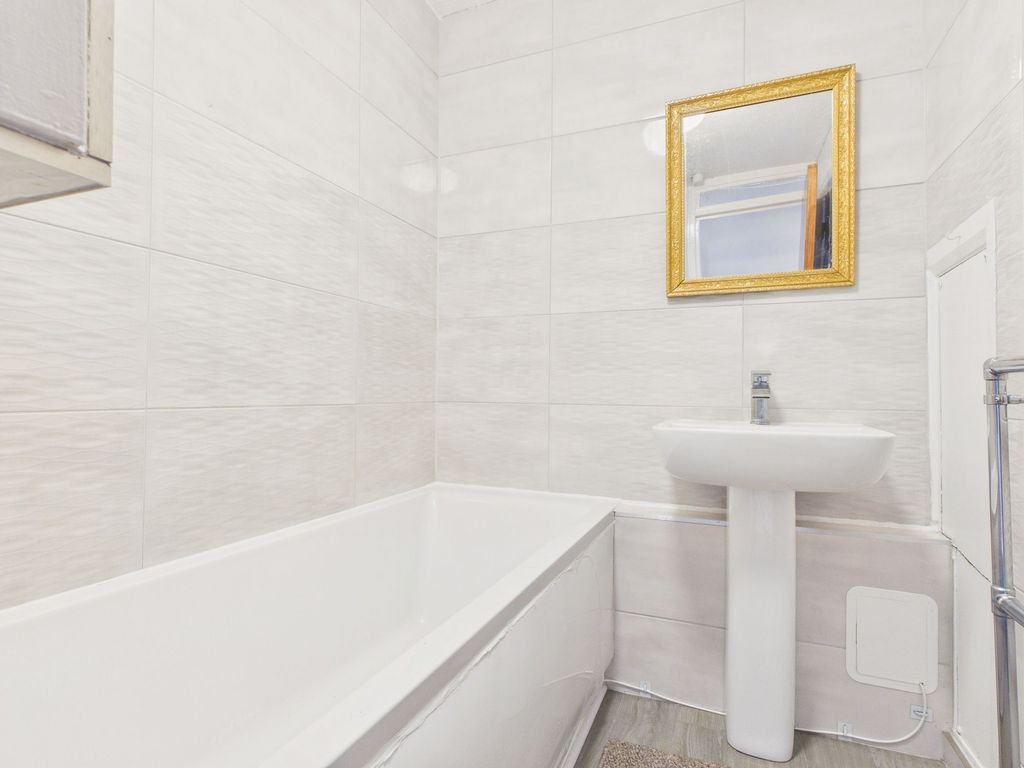 Property photo 3 of 9 Bathroom