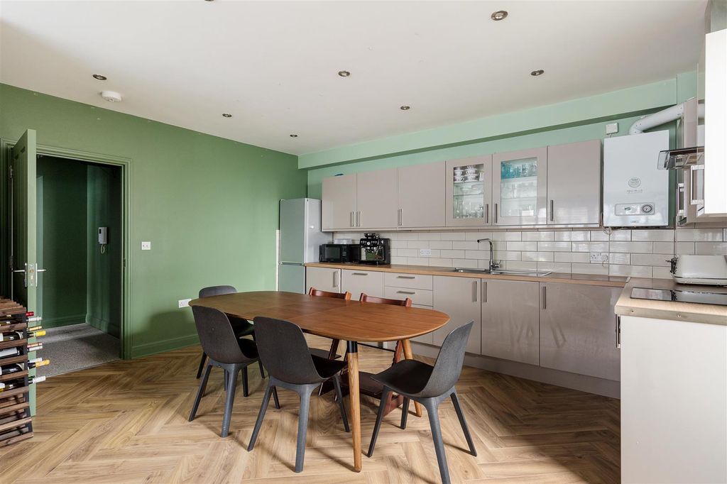 Property photo 3 of 34 Leytonstone High Road, E11