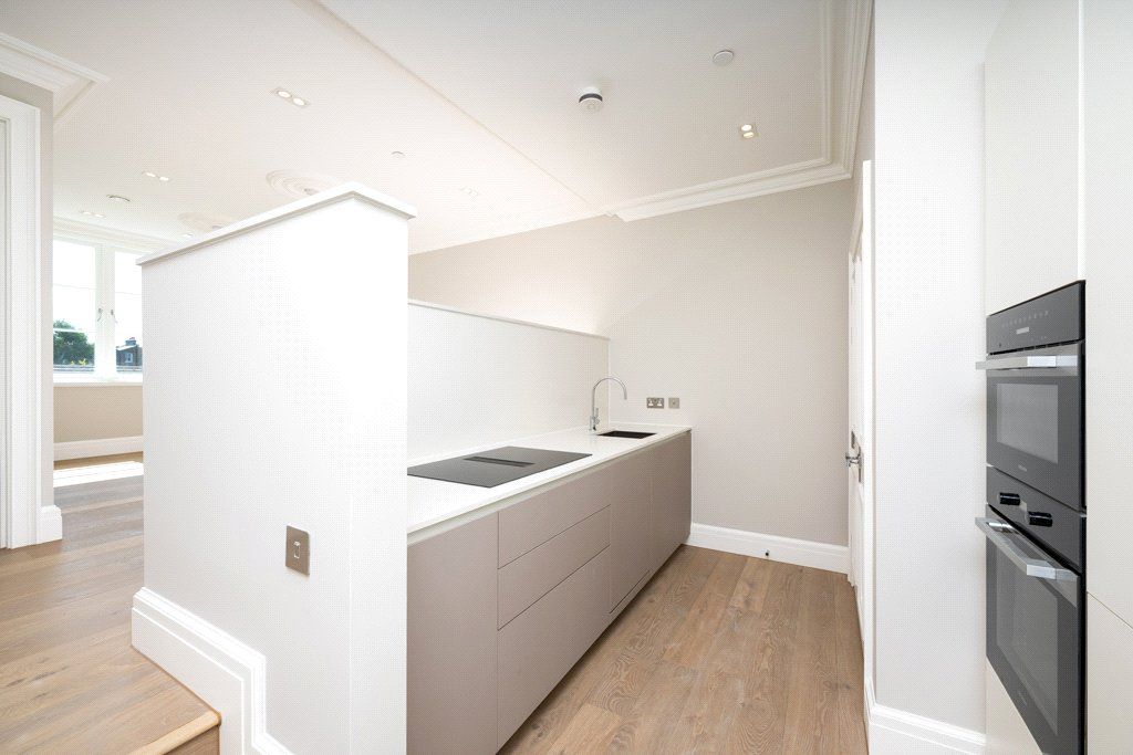 Property photo 3 of 10 Kitchen