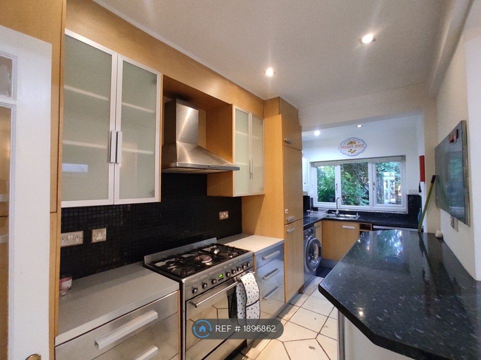 Property photo 3 of 10 Kitchen
