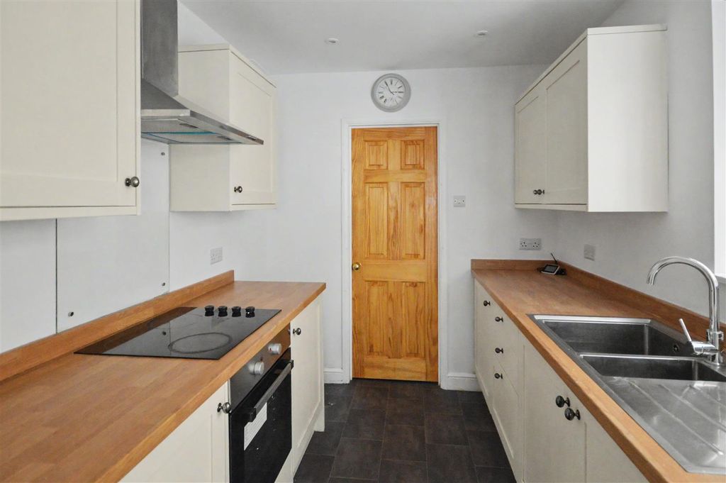 Property photo 3 of 16 Kitchen