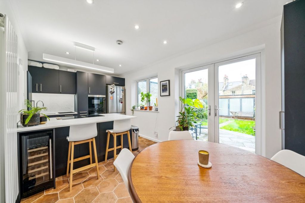 Property photo 2 of 7