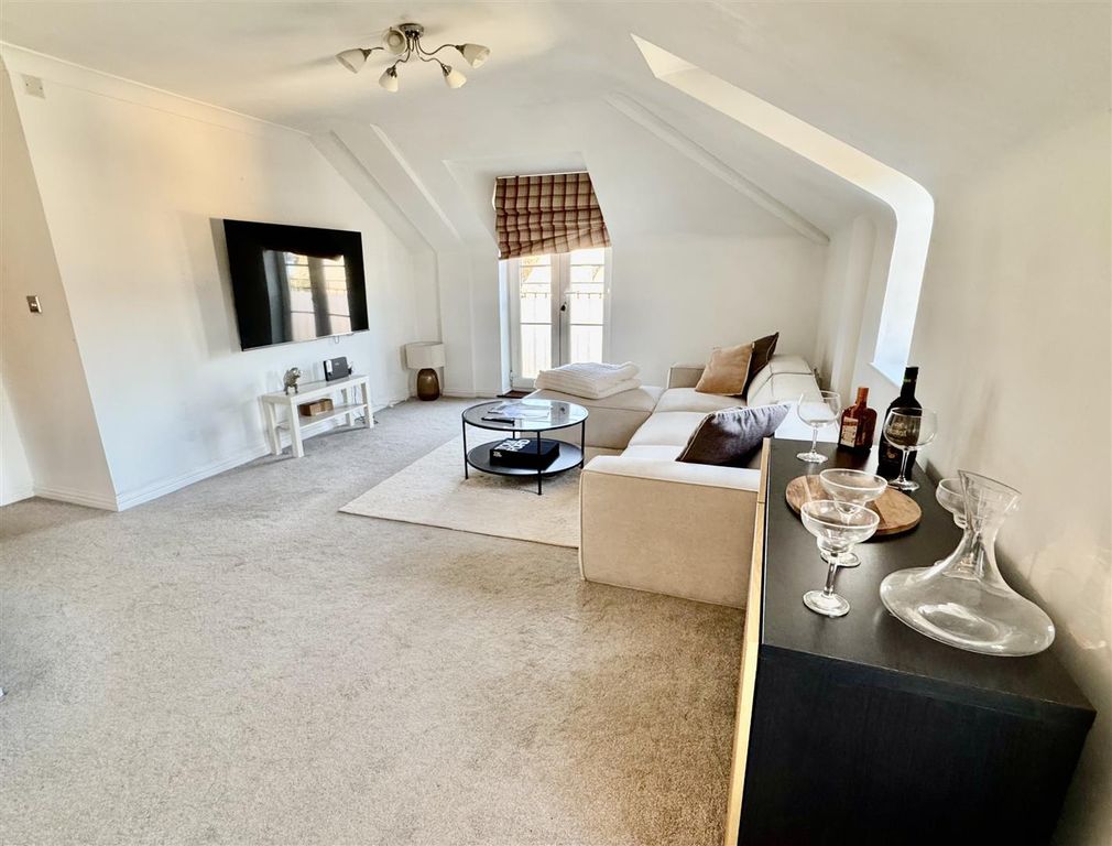 Property photo 3 of 9 Lounge