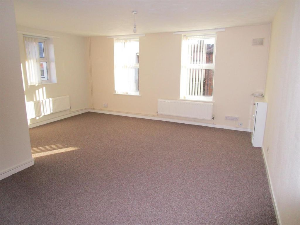 Property photo 2 of 11 Flat - Lounge